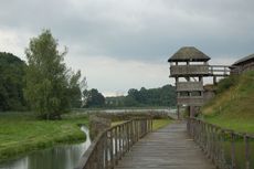 Slawenburg_Gross_Raden_Brueckenweg_Turm.jpg